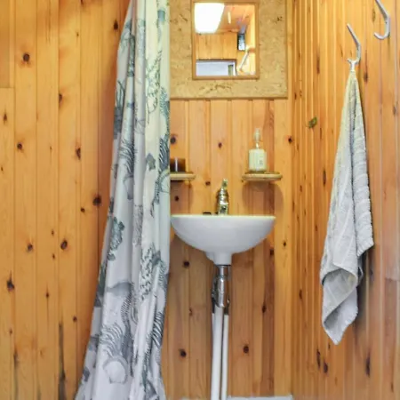3 Bedroom Lovely In Helvik * Hellvik